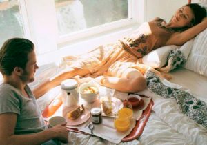 Regálale un desayuno en la cama a tu novio