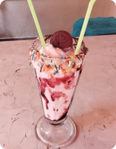 Fotografía real de una copa de helado